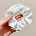 Lichtblauwe kanten haarelastiek met wafeltextuur en strikpatroon vastgehouden - #2 Corduroy Strik Haarelastiekje (klein - 4 Cm)