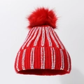 Detalle del gorro rojo de punto con pedrería vertical y pompón de piel sintética suave - Rojo