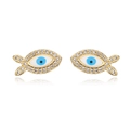 Detail von Goldfisch-Ohrsteckern mit Zirkonia und Evil-Eye-Mustern mit Spiegelung - Fisch Blau Evil Eye mit Zirkonia