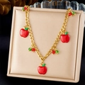 Dettaglio di bracciale dorato con ciondoli a mela in smalto rosso e perline colorate - Stile Mela (N3456)