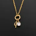 Collier en acier titane doré avec lettre gothique q et pendentif cristal brillant - Lettre Q