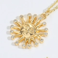 Squisita collana con ciondolo a sole dorato con accenti di zirconi e sottile catena a O - Sole