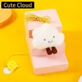 Primer plano del juguete de felpa para gatos con forma de nube y cuerda elástica amarilla - Nube