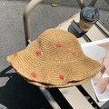 Khaki Strohhut mit roten Erdbeer-Stickereien in einer entspannten Outdoor-Szenerie - M (56-58cm) / Khaki