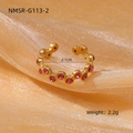 Detail van roze zirkonia-inleg en binnendiameter van 2,1cm voor verstelbare gouden ring - Eén maat / Rode Strass