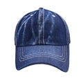 Detailweergave van de donkerblauwe gewassen denim baseballpet met witte dubbele stiksels - Donkerblauw