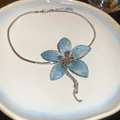 Détail du pendentif fleur bleu clair scintillant avec pompons argentés sur chaîne serpent - Argent-Bleu