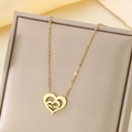 Détail du pendentif cœur en or 18K avec gravure MOM sur doublure en soie dans un coffret - Style Double Coeur Lettre mom (KN197046-K)