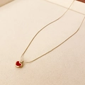 Gros plan détaillé du collier doré avec pendentif cœur rouge et pompon en gourde - Coeur Rouge Doré (1#)