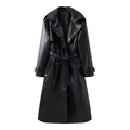 Détails du manteau noir en simili cuir avec col à revers, ceinture et sangles aux poignets - XS / Noir