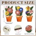 Set di tre decorazioni da parete in legno con motivi floreali e ganci metallici - Set di tre decorazioni da parete con piante in vaso floreali (Y24Y51234_Q)