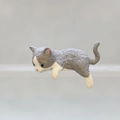 Dettaglio di statuetta gatto grigio e bianco appesa per decorazione computer e tavolo - Stile Gatto 3