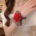 Dettaglio di polsino con rosa rossa e pizzo nero delicato per eventi e matrimoni - Rosso
