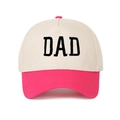 Detailansicht der DAD-Stickerei auf einer beige-magentafarbenen Trucker-Mütze - Verstellbar / Fuchsia
