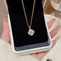 Collana elegante in titanio dorato con ciondolo a trifoglio e grande zircone in una scatola - Stile Quadrifoglio con Grande Zirconia (X498) / Oro