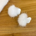 Dettaglio ravvicinato della base a cuore e degli orecchini con pompon bianchi - Perno Argento 925/Ecopelliccia/Resina / Cuore Bianco