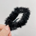 Eleganter schwarzer Plüsch-Haarclip aus Kunstpelz mit Metallstruktur für Herbst und Winter - 8cm / Schwarz