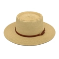 Detail eines eleganten Strohhuts mit dekorativem braunem Lederband und Schnalle - M (56-58cm) / Beige