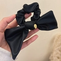 Elegante fermaglio per capelli a fiocco in pelle nera con logo in metallo dorato - Scrunchie con Fiocco / Nero