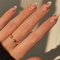 Elegante anillo abierto dorado con perlas blancas en mano con manicura de cerezas - Estilo Pegamento de Gelatina (Y-170)