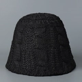 Detailaufnahme der dicken Zopfmuster-Textur eines schwarzen Strick-Fischerhuts für Damen - M (56-58cm) / Schwarz