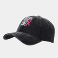 Détail de la broderie ruban rose et Never Give Up sur la casquette en coton gris délavé - Réglable / Noir