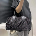 Detalle de diamantes de colores en un bolso negro con asas de cuero y borla elegante - Colorido