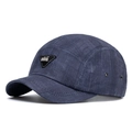 Dunkelblaue Baseballkappe aus Leinen mit schwarzem Dreiecksetikett und Ösen - Marineblau