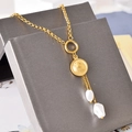 Franse vintage gouden ketting met reliëf munt en barokke parel hangers aan ring - Rond Label