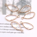 Set de 5 colgantes de lágrima de cristal transparente facetado con bordes de metal dorado - Cristal de roca