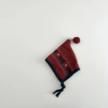 Dettaglio del cappello in maglia per neonati con pompon rosso e motivo jacquard - 6-24 Mesi / Rosso