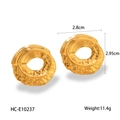 Detalle de la textura martillada y el patrón ondulado en aretes de aro chapados en oro de 18k - Textura martillada irregular dorada (HC-E10237)