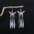 Orecchini a farfalla in argento con lunghe nappe su un ramo di legno naturale - E4627-2 (Farfalla Lunga Nappa a Goccia) / Argento