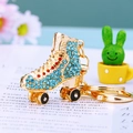 Schicker Schlittschuh-Schlüsselanhänger in Gold mit blauen Kristallen und Rollen für Damen - Blau