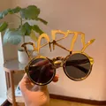 Goldene Happy Birthday Partybrille mit runden Gläsern und dekorativem Metallrahmen - Party Design / Party Gold