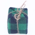 Petit ornement de cadeau de Noël en lin écossais vert et noir avec nœud en jute - Cyan