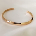 Macro detail van roségouden C-vormige open armband met geometrisch gefacetteerd design - Groot / Roségoud