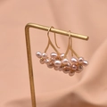 Elegante Gold-Ohrringe mit einem Cluster aus rosa-violetten Naturperlen am Goldhaken - Lila Perlenblüten-Ohrhaken