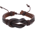 Detail van een bruine gevlochten leren armband met centrale knoop en verstelbaar trekkoord - Bruin Dubbellaags