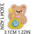Dettaglio dimensioni di una piccola toppa ricamata a orsetto marrone di 3,6 cm per 3,1 cm - Orsetto Marrone Chiaro