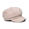 Detailansicht einer klassischen Schirmmütze aus PU-Leder in Beige mit Zierknopf oben - Verstellbar / Hellbeige