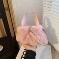 Petit sac seau en fausse fourrure rose avec poignées en cuir et bandoulière - Rose
