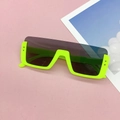 Gafas de sol rectangulares verde neón para niños con lentes moradas y remaches metálicos - Montura Verde