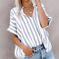 Camisa de mujer de manga corta con rayas azules y blancas y ajuste holgado - Gris claro