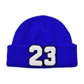 Detalle del gorro de punto azul real con un parche bordado del número 23 en blanco - Sombrero Azul - Letras Blancas
