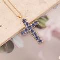 Collana con croce dorata e pietre preziose blu incastonate su base in pietra - 2# Blu Reale