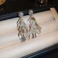 Orecchini pendenti in argento con foglie e perle grigie su espositore per gioielli - 15# Orecchini Pendenti Con Nappa Di Perle Argentate con Silver Earring Post
