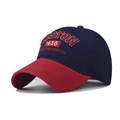 Dettaglio del ricamo Boston 1630 su un berretto in cotone blu scuro e rosso - Regolabile / Blu navy