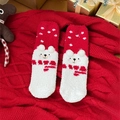 Dicke Korallenvlies-Weihnachtssocken mit weißem Eisbärenmotiv und rutschfester Sohle - Bär mit rotem Schal