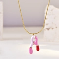 Gouden ketting met letter A hanger van roze en wit emaille voor een stijlvolle look - Letter A